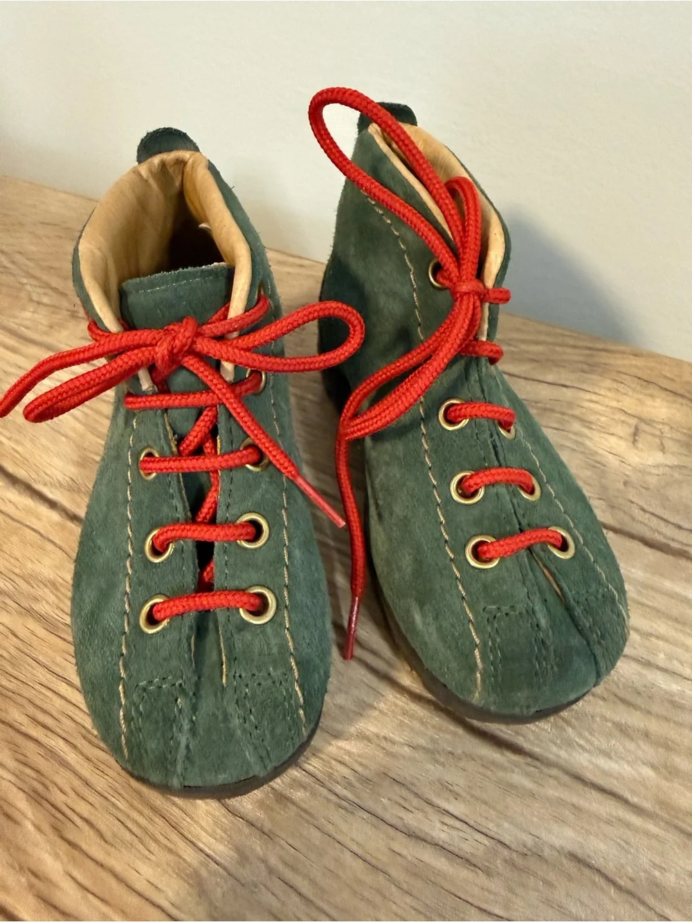 Vero Cuoio Green Suede Kids Boots with Red Laces